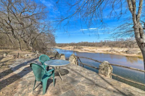 Cozy Hillside Cabin with Grill about 7 Mi to Glen Rose, Glen Rose